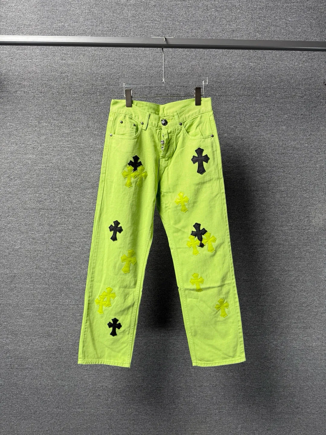 P270 💰 (Top version) Chrome hearts CH green cow king Yang Mi same style sex recods limited green cow jeans Really restores the ultimate texture of Vintage Special Italian cowhide printing and cutting Customized sheepskin three-layer thick line leather The whole body is spliced in heavy water washing process Craftsmen hand-splash ink You can see the details Three-dimensional cutting version Loose and comfortable, not picky about the figure Look taller and thinner Large factory Seiko Original factory quality control Same style for men and women. Can be matched with couples. Versatile recommendation. Must-have jeans for all seasons. Color: green Size: 28-30-32-34 (corresponds to S-M-L-XL)